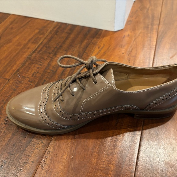Franco Sarto Women's Size 8.5 Taupe Lace Up Oxford Wingtip Shoes Patent - Picture 2 of 5